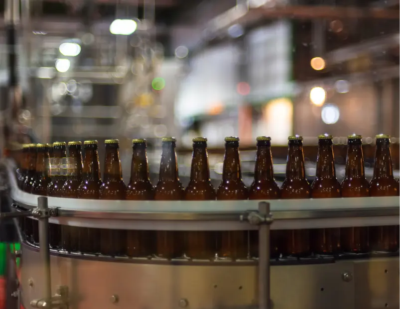 Image d'illustration d'une chaine d'embouteillage de bière

